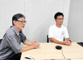 平日は会社員として働き、休日はハンターにもなる孝岡和人さん（右）。自然の中での子育てなどについて語った（三田市提供）