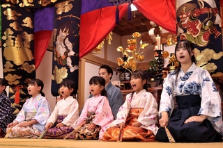 参加者全員で取り組んだ連吟「鼓の瀧」＝三田市桑原、欣勝寺