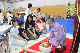 茶道や少林寺拳法など、さまざまな活動を紹介した５月の「集まれ！さんだ地域クラブフェスティバル」＝三田市ゆりのき台１、駒ケ谷体育館