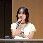 三田空襲の継承をテーマにしたドキュメンタリーを制作した伊東菜月さん。８日のイベントで思いを語った＝三田市川除