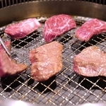 網の下のプレートが発する遠赤外線で、じっくり焼き上げる＝三田市南が丘２