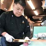 肉の切り方にもこだわる廣岡誠道社長＝三田市南が丘２