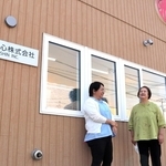 食料品店の運営などを手がける「赤心株式会社」社長の竹内いわ子さん（右）。建物の上部には「赤」のマークがある＝北海道浦河町荻伏町