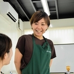利用者と笑顔で話す井村政子さん。居心地のいい雰囲気が好評だ＝三田市弥生が丘１