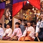 参加者全員で取り組んだ連吟「鼓の瀧」＝三田市桑原、欣勝寺