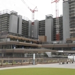 工事が進む三田駅南側のＣブロック。手前の商業棟に公益的施設が入る＝三田市駅前町