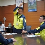 熊本県での家屋調査の方法を示しながら、支援活動を報告する嶋利知也さん（右）と萩原律さん＝三田市役所