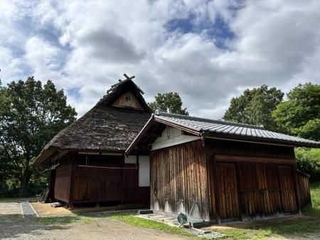 「有馬富士公園往復コース」でミッション地点となるかやぶき民家＝三田市福島（市提供）