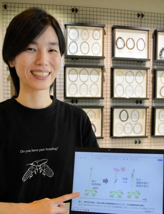 コモウセンゴケが食害経験を受け、防御を強める流れを解説する大崎遥花研究員＝三田市弥生が丘６