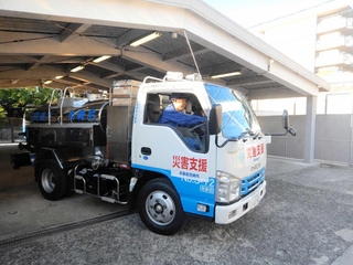 被災地に向けて出発する尼崎市の給水車（市提供）