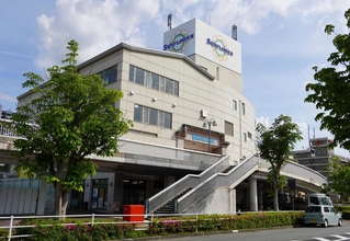 神戸電鉄フラワータウン駅前の商業ビル「サンフラワー」＝三田市弥生が丘１