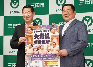 大相撲三田場所の開催をＰＲする枝川親方（右）＝三田市役所