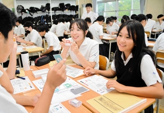 職業の書かれたカードを選びながら、社会課題の解決を目指すゲームに取り組んだ＝三田市南が丘２