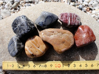 さまざまな色の岩石「チャート」（南あわじ市の海岸で撮影）