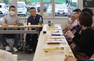 それぞれの悩みや、アドバイスなどを語り合った座談会＝三田市川除