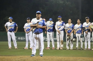 試合後、ファンに感謝を述べる山川和大監督＝神姫バスキッピースタジアム