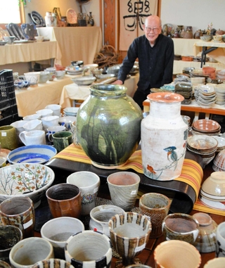多くの有馬富士焼作品と定金忠孝さん＝三田市下井沢