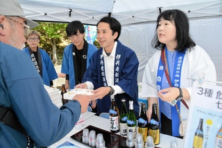 お披露目された３種類の銘酒を求め、多くの人が試飲に訪れた＝三田市加茂