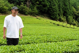 県茶品評会での農林水産大臣賞受賞を喜ぶ田端二見夫代表＝三田市母子
