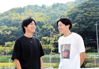 古民家活用に取り組む高平地域で、思いを語る古家良和さん（左）と、建石大貴さん＝三田市下里