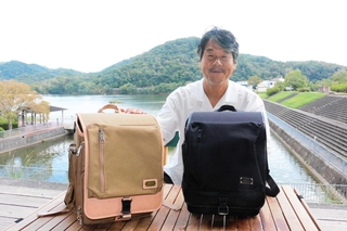 ランドセルを紹介する冨士松大智社長。千丈寺湖のほとりの本社にはショップとカフェも併設している＝三田市末