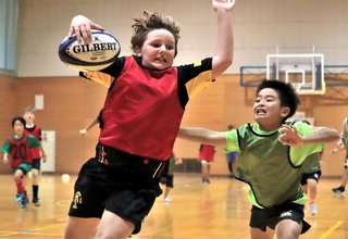 試合形式で交流を深めた三田とオーストラリアの子どもたち＝三田市四ツ辻