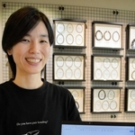 コモウセンゴケが食害経験を受け、防御を強める流れを解説する大崎遥花研究員＝三田市弥生が丘６