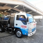 被災地に向けて出発する尼崎市の給水車（市提供）