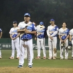 試合後、ファンに感謝を述べる山川和大監督＝神姫バスキッピースタジアム