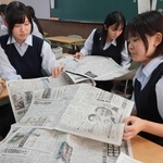 新聞を広げ、興味のある記事を探す生徒たち＝三田祥雲館高校