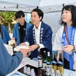 お披露目された３種類の銘酒を求め、多くの人が試飲に訪れた＝三田市加茂
