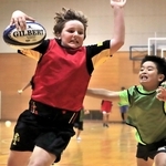 試合形式で交流を深めた三田とオーストラリアの子どもたち＝三田市四ツ辻