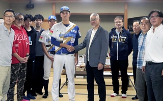 地域活性化に関する協定を結んだ東区自治会のメンバーと兵庫ブレイバーズの選手＝三田市三田町