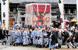 担きだんじりが宮入りし、舞殿の周りを回った＝三田市天神３