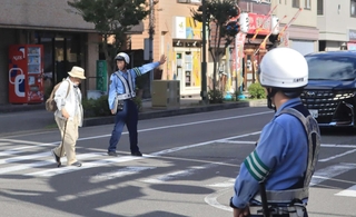 信号のない交差点で行われた取り締まりや見守り＝三田市中央町