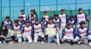 全国３位の表彰状を持つ三田プリンスのメンバーたち＝北海道旭川市（提供）