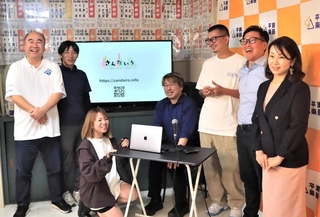 今月上旬に行われたキックオフイベントに集結した「さんだいろ」のパーソナリティーら＝三田市三田町