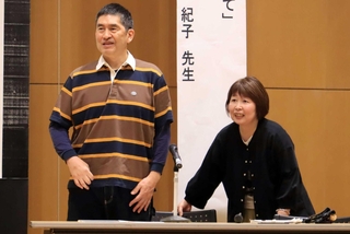 体験談を語った山本茂樹さん（左）、里恵さん夫妻＝三田市川除