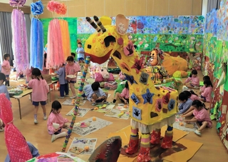 園児たちが夢中で制作に取り組んだ＝三田市けやき台３