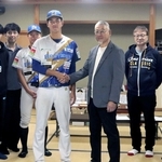 地域活性化に関する協定を結んだ東区自治会のメンバーと兵庫ブレイバーズの選手＝三田市三田町