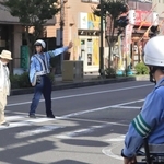 信号のない交差点で行われた取り締まりや見守り＝三田市中央町