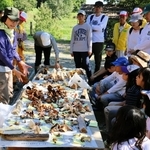 見つかった!秋のキノコ　秋晴れの森で観察会　キノコ汁の振る舞いも　三田・有馬富士公園