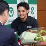 田村克也三田市長から花束を受け取った上ノ坊駿介選手＝三田市三輪２