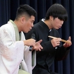 記念式典で生徒に落語のさまざまな動きを教えたＯＢの桂三語さん（提供）
