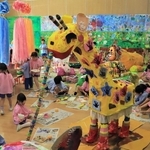 園児たちが夢中で制作に取り組んだ＝三田市けやき台３