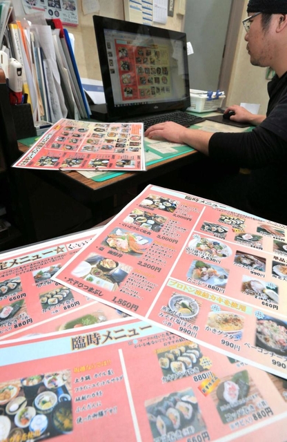 新物の殻付きカキが提供できなくなったため、メニューの差し替えに追われる飲食店＝赤穂市坂越