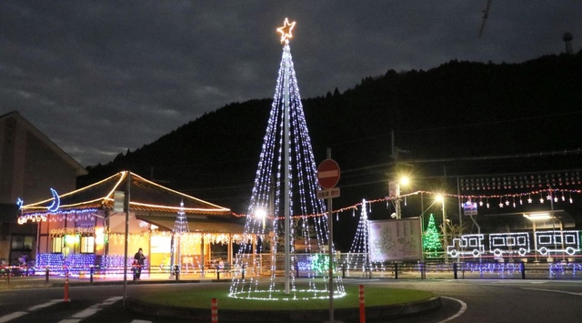 クリスマスらしい電飾が駅をにぎやかに彩っている＝佐用町三日月