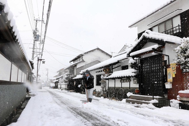 古い町家が並ぶ一帯も白く染まり、住民らが雪かき作業に追われた＝佐用町平福
