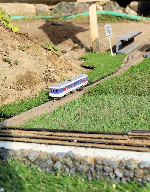 山の麓には智頭急行の列車も