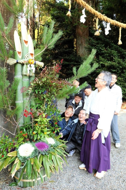 住民有志で奉納した門松＝伊和神社